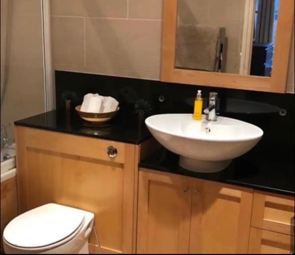 Double Bedroom In A Sharing Appartamento